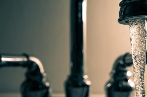 Stream-of-water-flowing-from-tap-in-kitchen