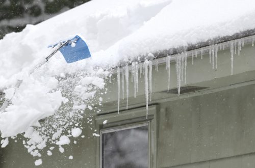 removing-snow-on-the-roof-after-snow-storm